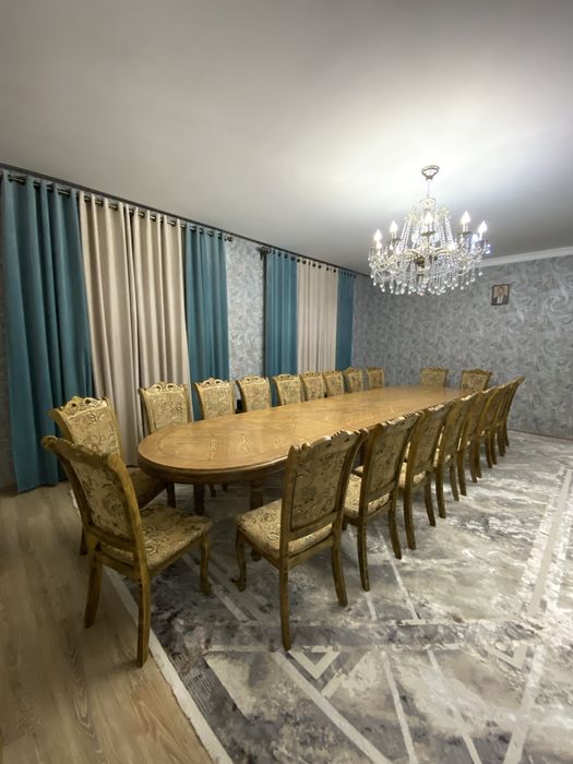 Стол с 20 стульями