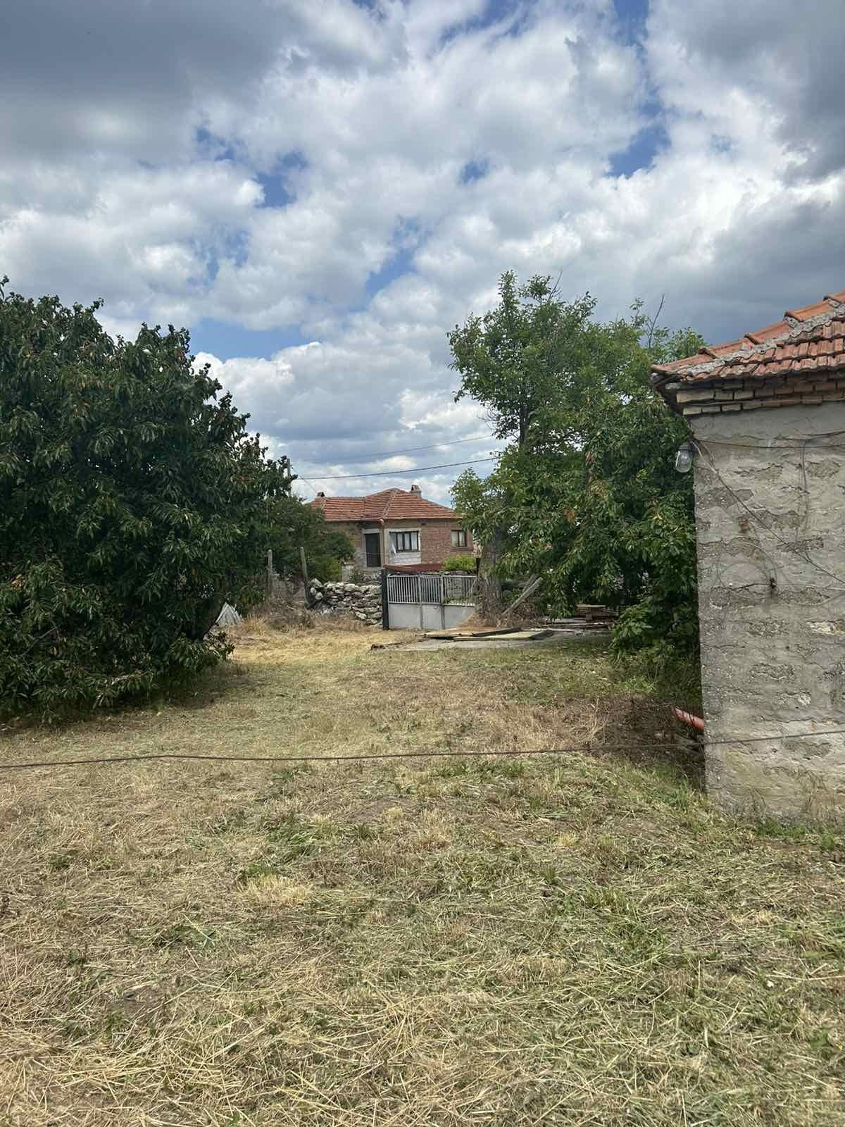 Продавам 2 съседни УПИ в с. Аврен – общо 3 093 кв.м, с постройки и пот