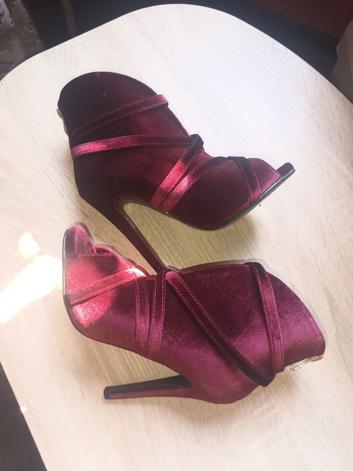 Botine decupate   cu toc