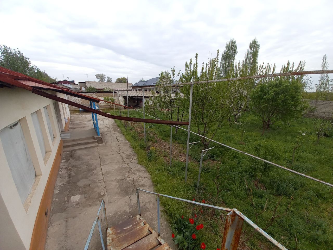 Ховли сотилади 10 соток катта йол юзида. Кибрай тумани аргин
