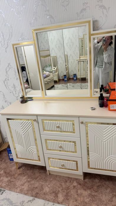 Продам срочно спальный гарнитур.