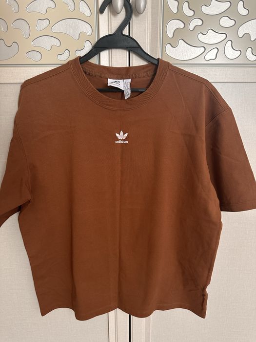 Футболка adidas.
