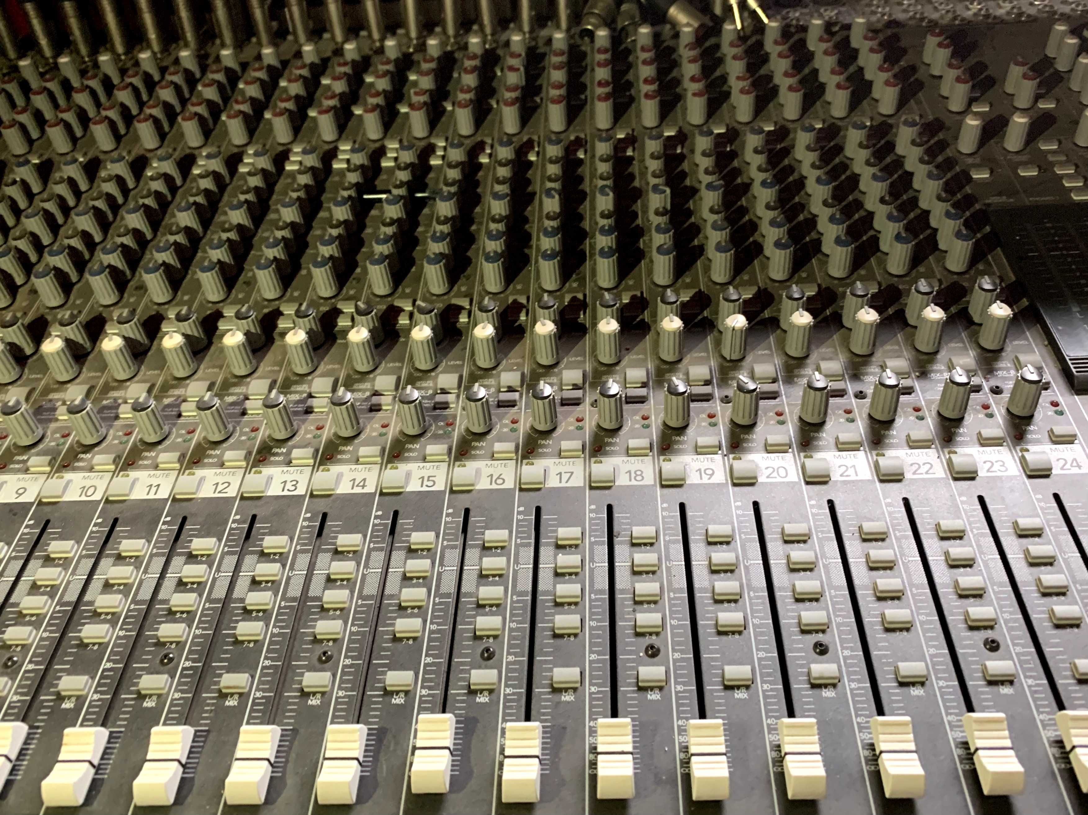 Mackie 24.8 24-Channel 8-Bus Mixing Console