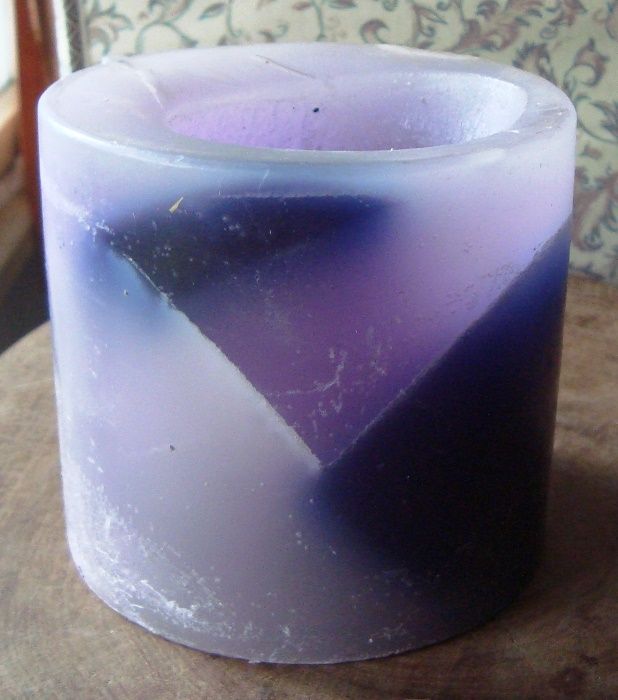 Голяма стъклена чаша декорация като свещник със виолетова свещ
