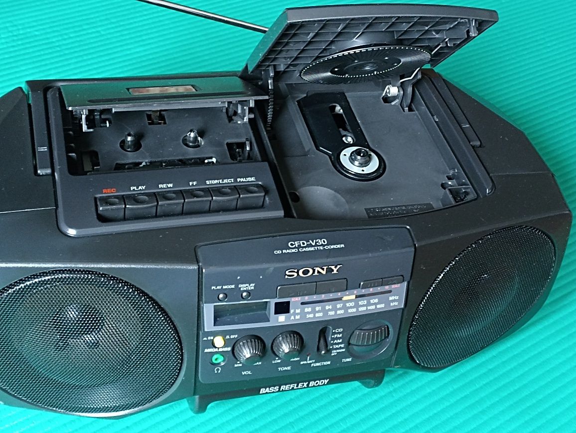 RadioCasetofonRetro cu CD, Sony CFD-V30, original, impecabil.