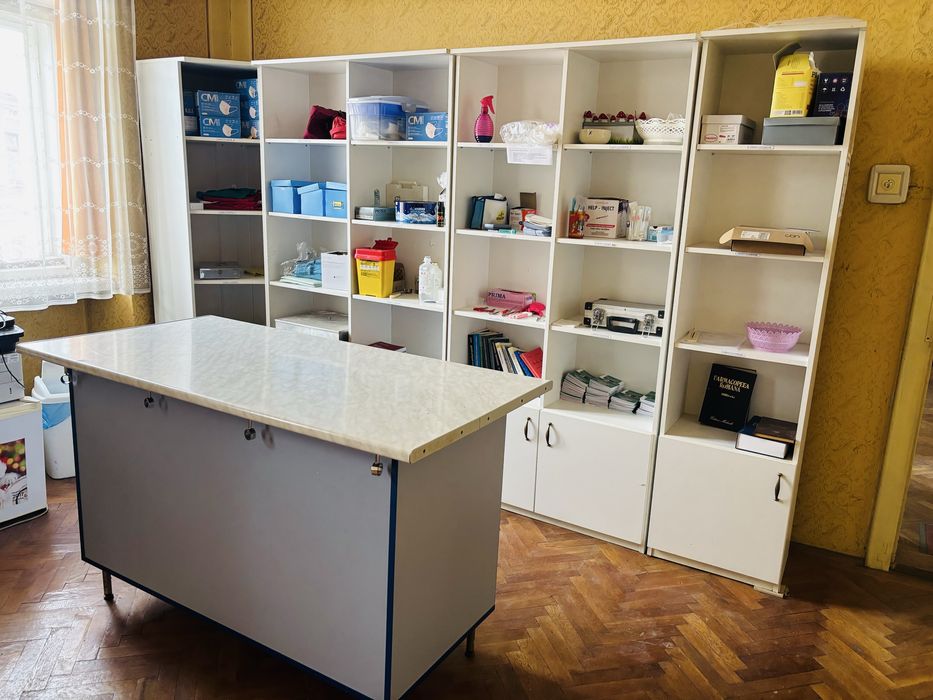 Mobilier magazin / farmacie – polițe, rafturi, pult – stare bună