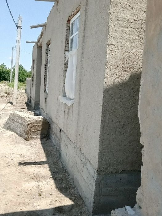 8 sotiqli hovli sotiladi