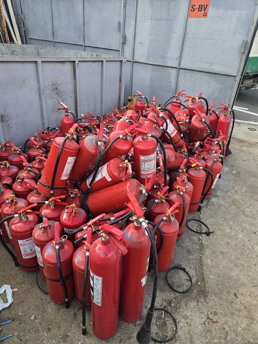 Stingător cu pulbere tip P6