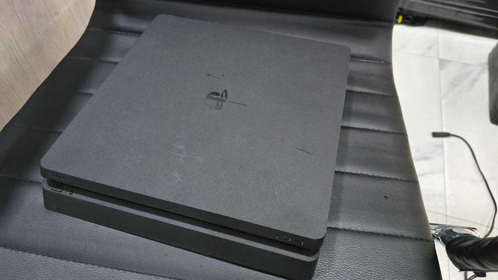 Конзола Sony Playstation 4 Slim, 512 GB + 1бр контролер + 1 игра