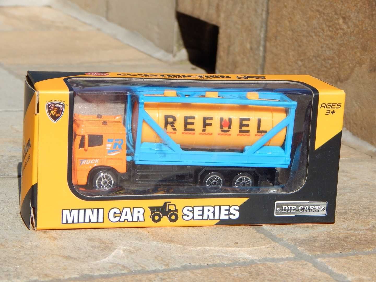 Jucarie camion autocisterna combustibil la cutie scara 1:72