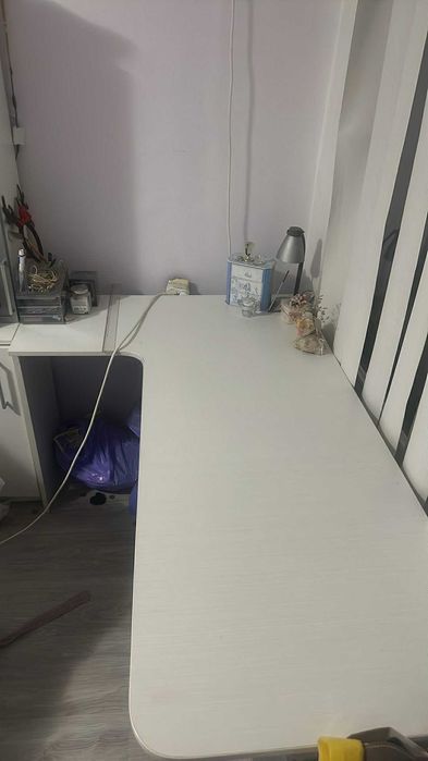 Мебели за детска стая. Легло с механизъм и матрак. Бюро с контейнер.