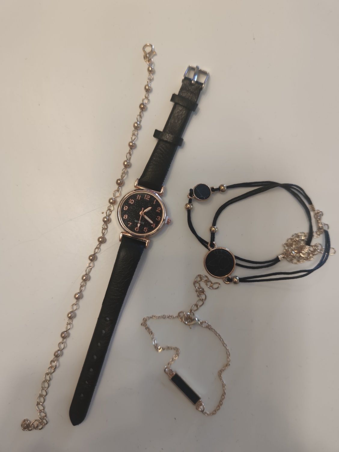Комплект дамски часовник и гривни