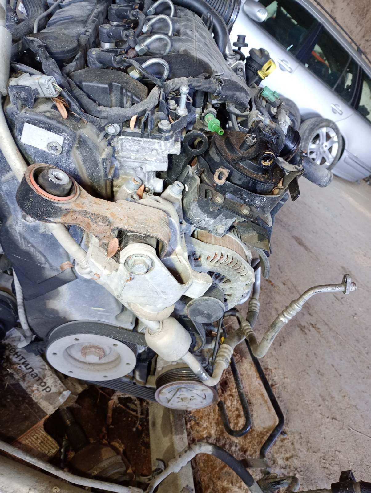 Продавам двигател и оборудване към него Peugeot 407 2.0 hdi RHR
