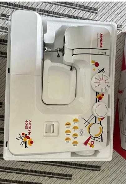 Швейная машинка Janome Artstyle 4045 и манекен женский, размер S