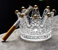 Кристален пепелник с форма на корона и златни мъниста
