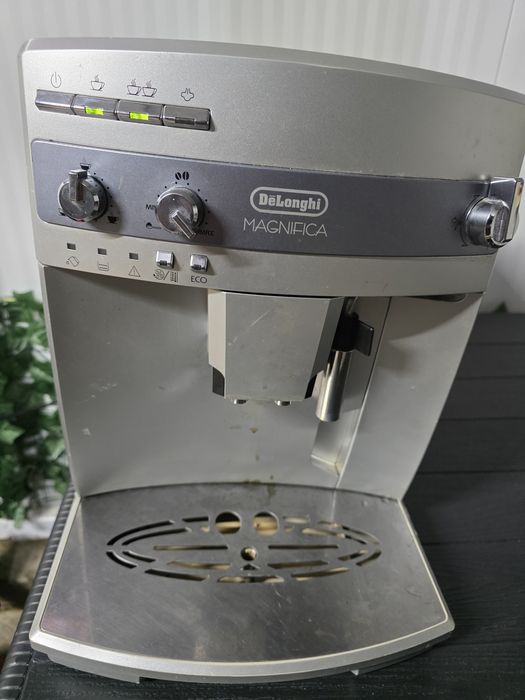 Vând expresor de cafea Delonghi Magnifica