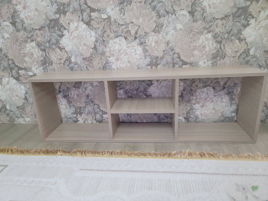 Продам настенную удобную полку для книг и прочих вещей.