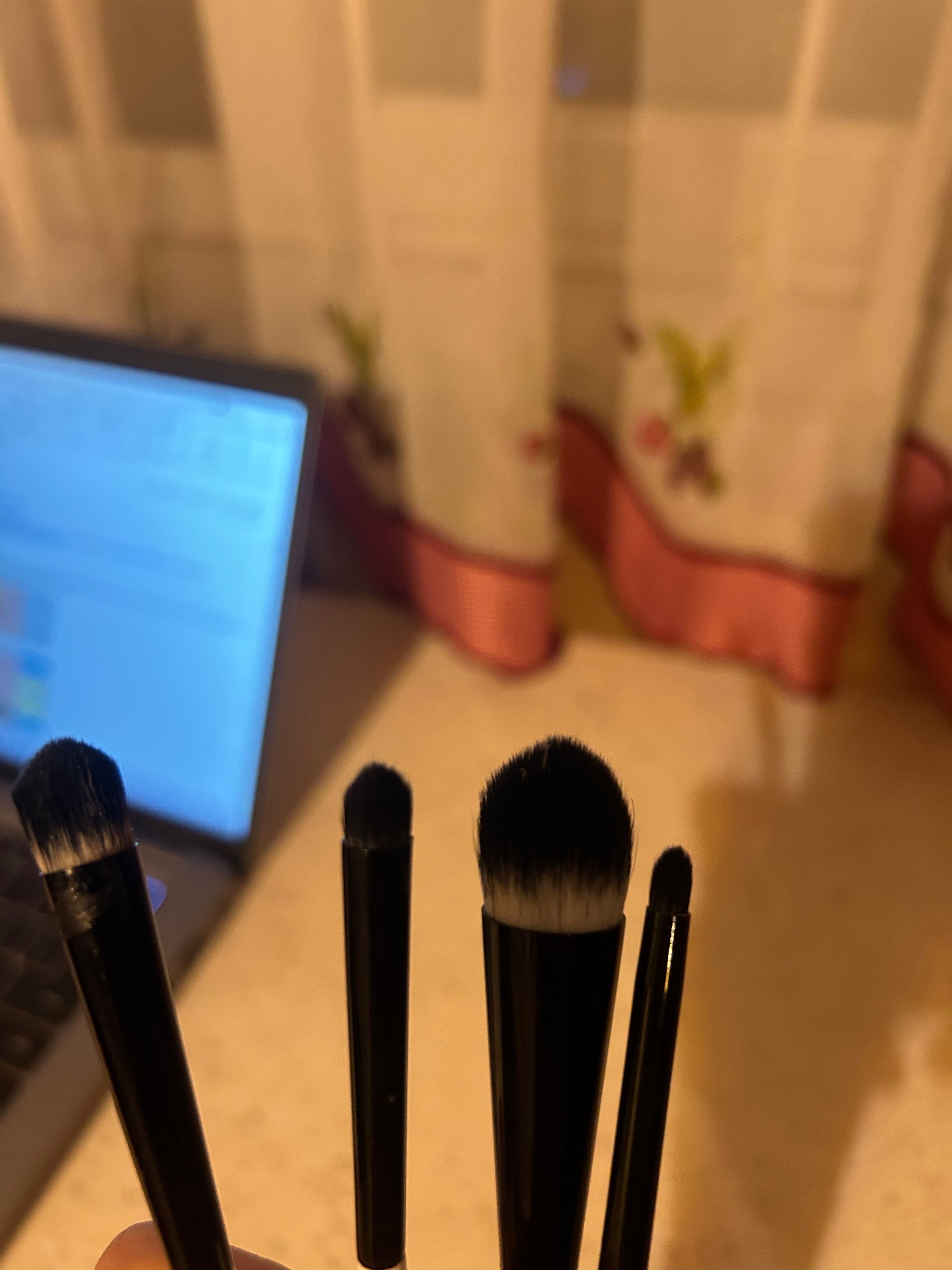 Vand 4 pensule fard Real Techniques
