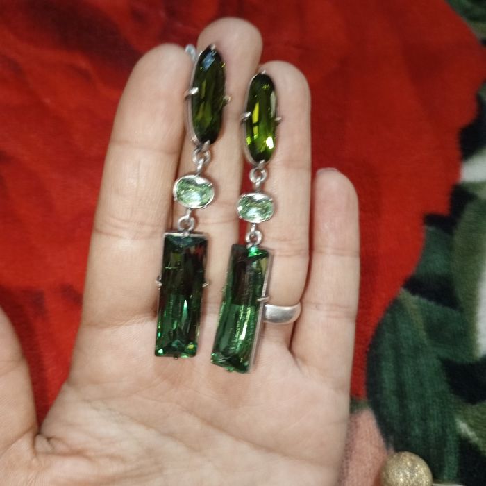 Kumush zrak kuk toshli