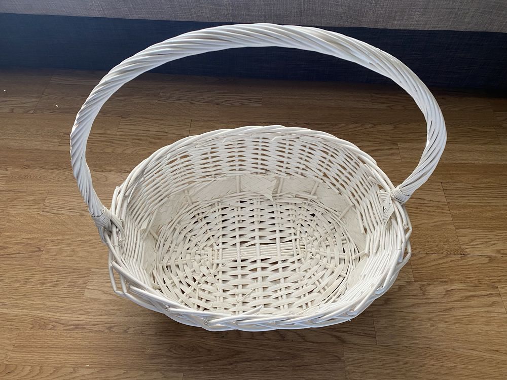 Плетена кошница бяла