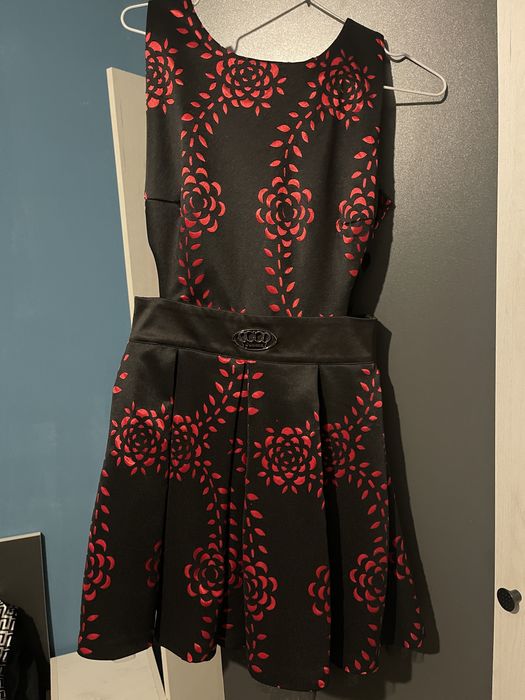 Къса рокля в черно и червено