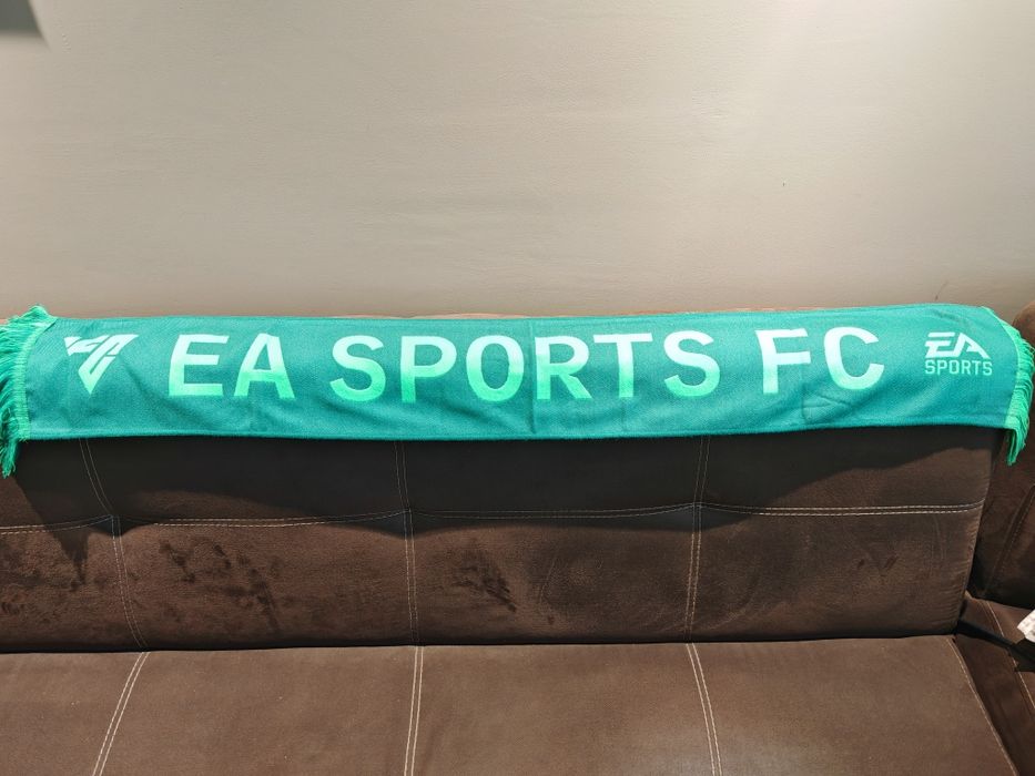 FC 25 за Playstation 5 плюс шал EA Sports