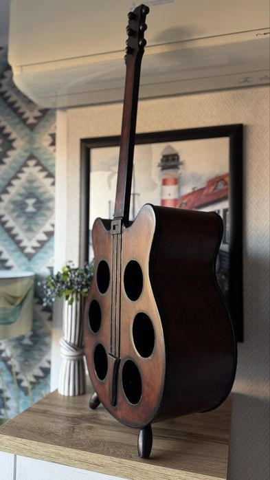 Дървена стойка за вино китара