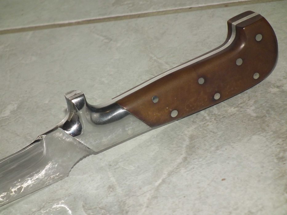 Cutit masiv retro - probabil cutit militar - ín stare foarte buná