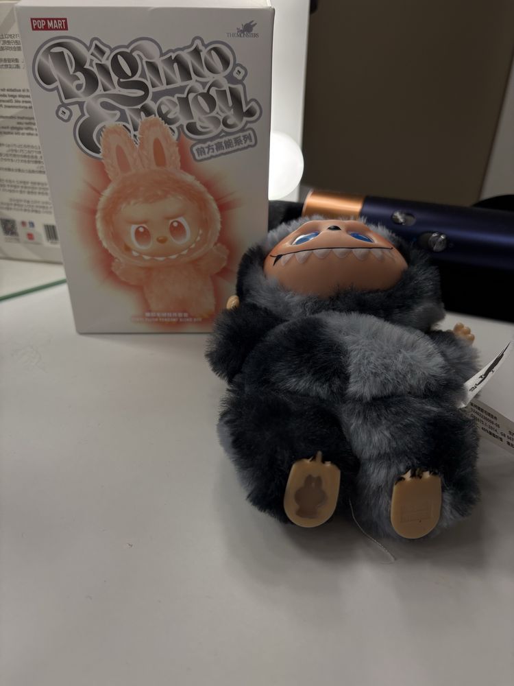 Labubu big into energy черно