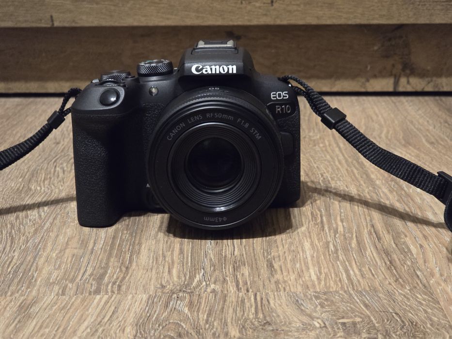 Canon R10 Mirrorless cu Obiectiv RF-S 18-45 + Obiectiv RF 50mm f1.8