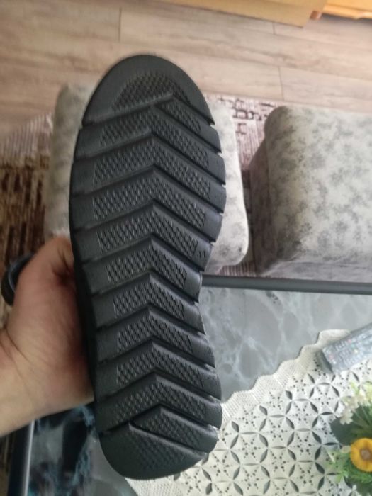 Продавам черни мъжки затворени обувки без връзки