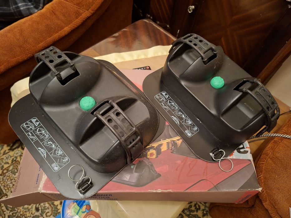 Магнитен багажник за два комплекта ски.