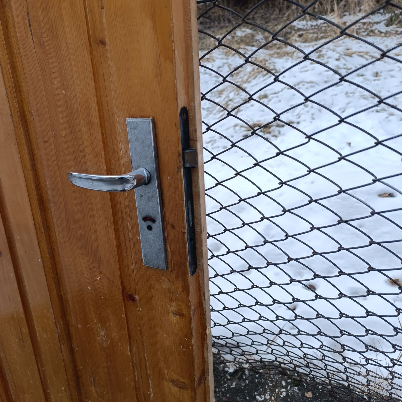 Продавам дървена врата за баня.