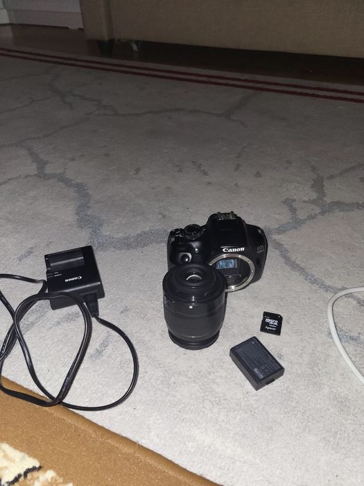 Canon eos 1300D в хорошем состояние