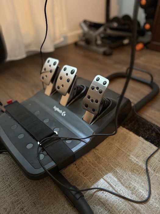 Scaun si volan cu pedale gaming