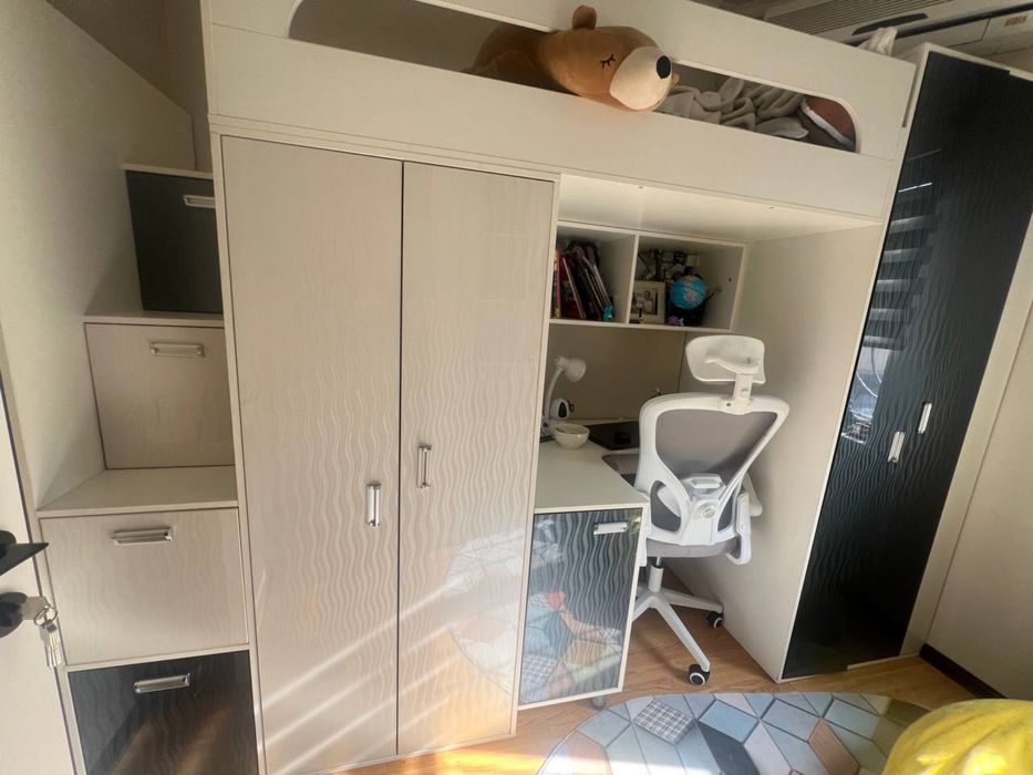 Детская спальня, кровать-чердак и полки