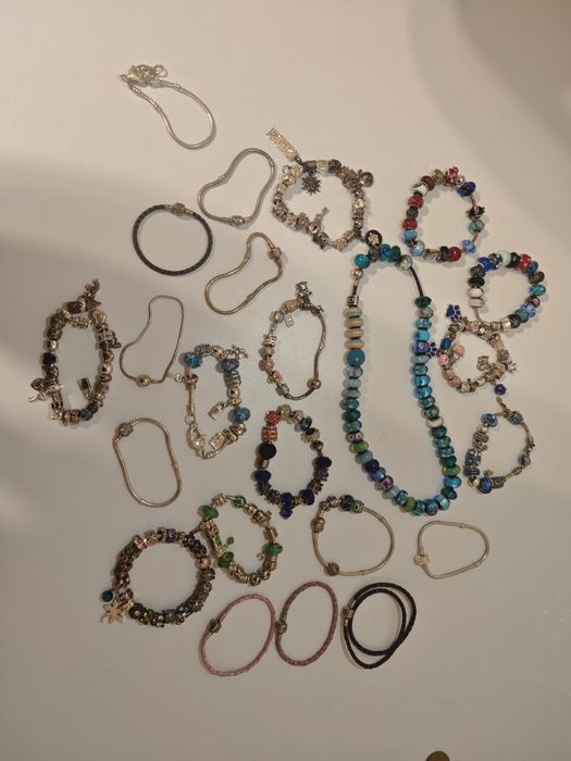 Brățări și charmuri pandora