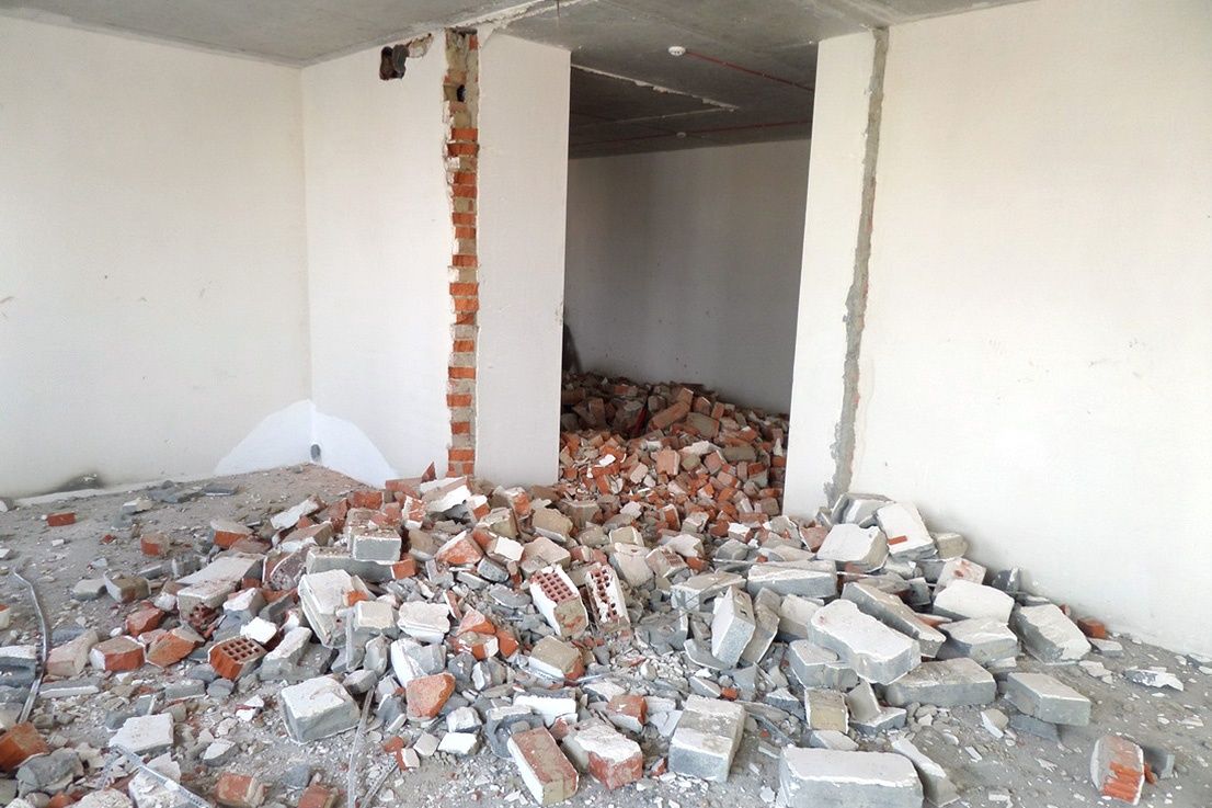 Демонтаж зданий домов стен перегородок