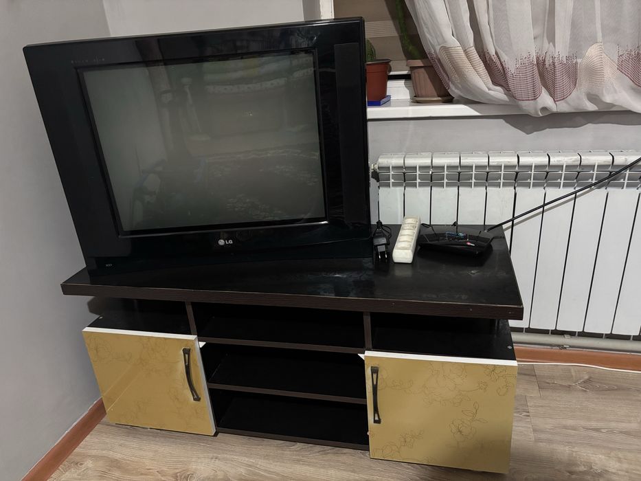 Продаётся телевизор с подставкой