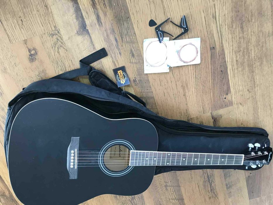 Акустична китара с калъф и резервен комплект
