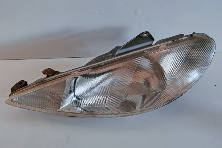 Far stanga Peugeot 206 prima generatie