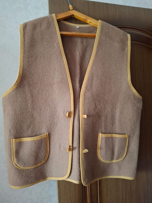 Новая женская безрукавка,из верблюжьей шерсти
