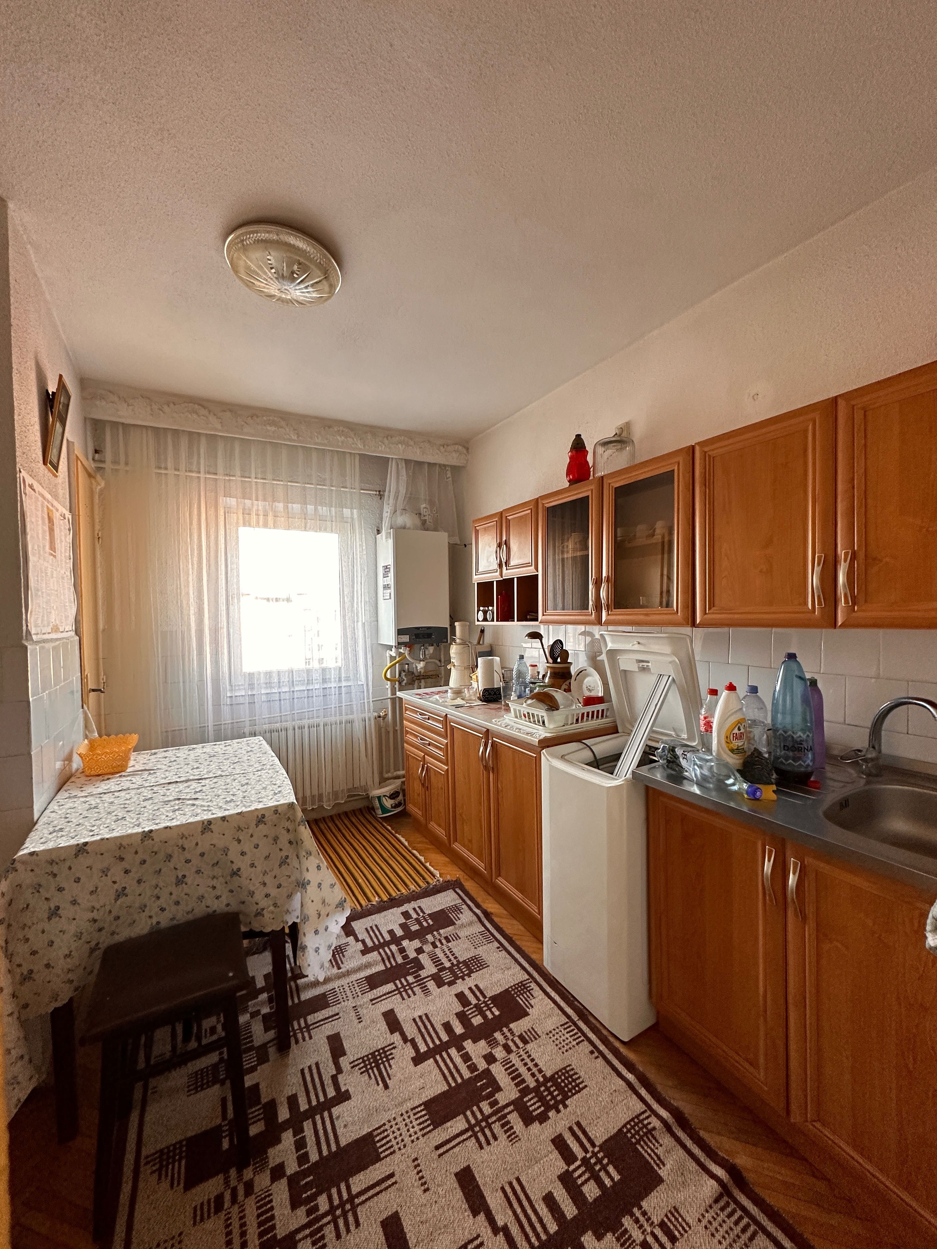Apartament Central 3 camere + Garaj, 2 bai, decomandat.