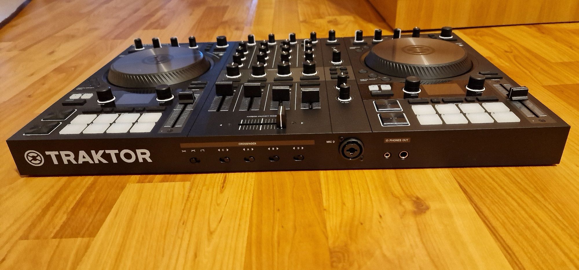 Consola DJ Traktor Kontrol S4 MK3