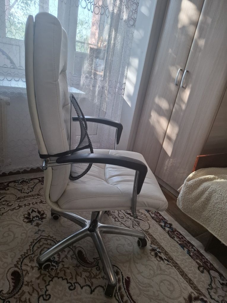 Продаётся кожаное офисное кресло