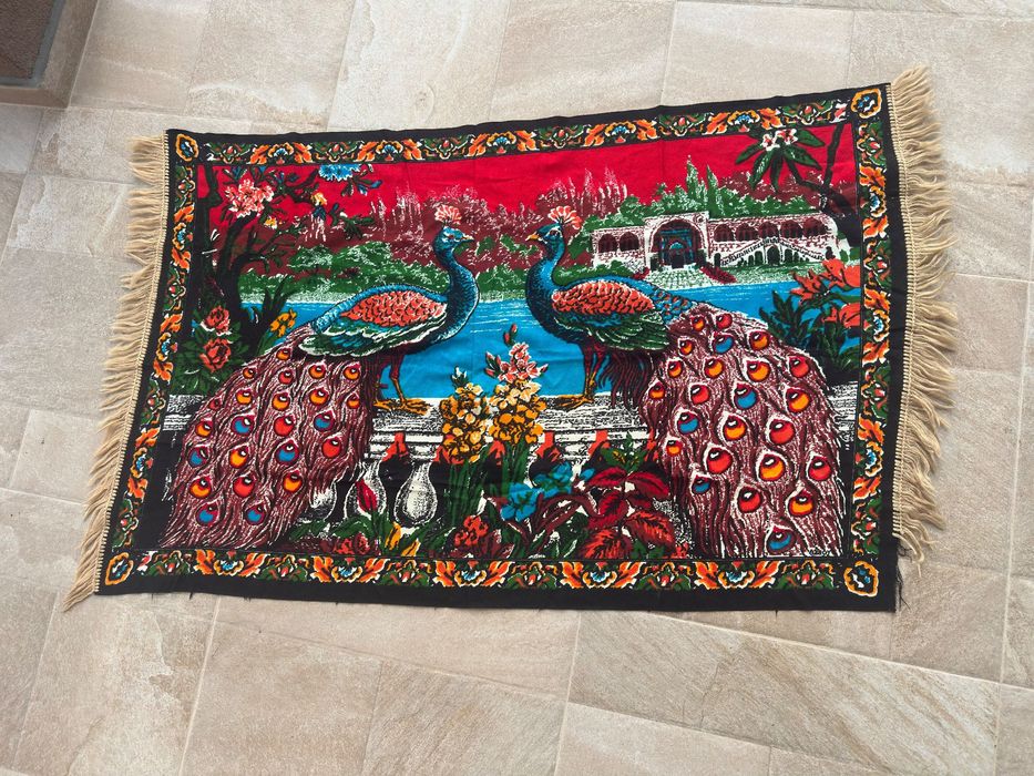 Продавам декоративен килим / кавьор с пауни – ръчна изработка