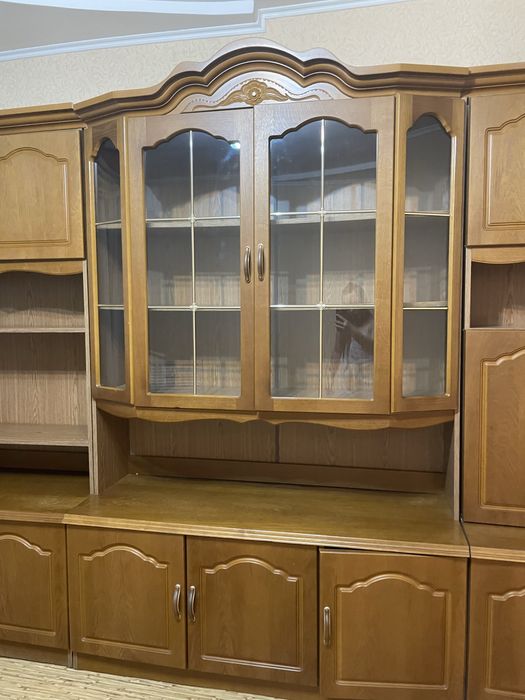 Стенка из натурального дерева