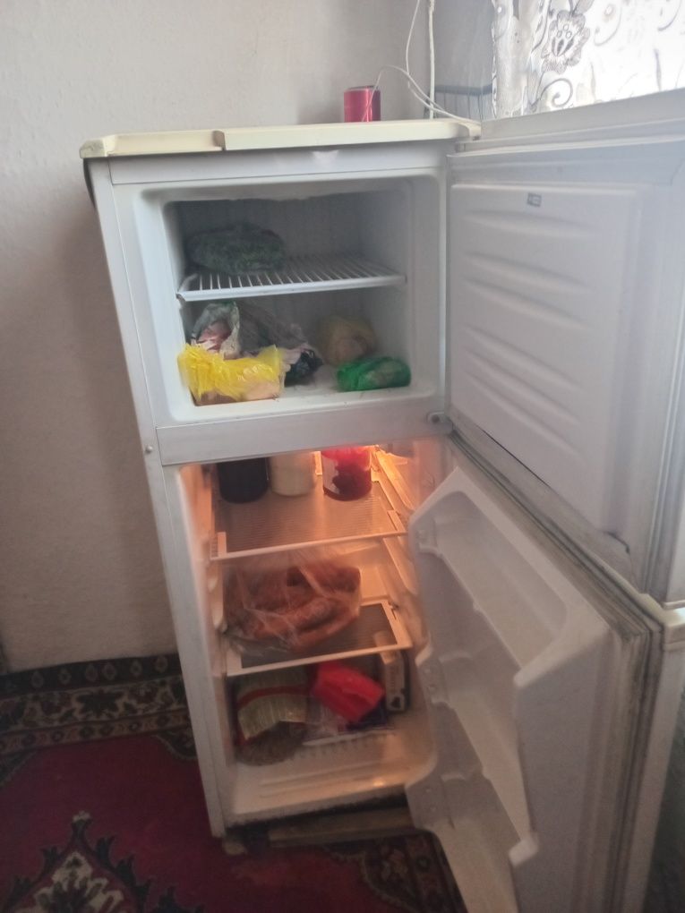 Холодильник б/у продаётся