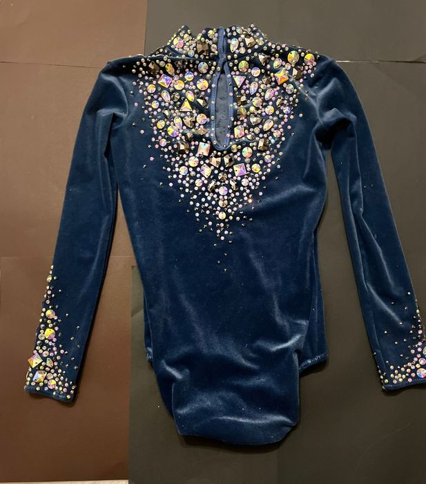 Costum catifea gimnastica ritmica 9-11 ani