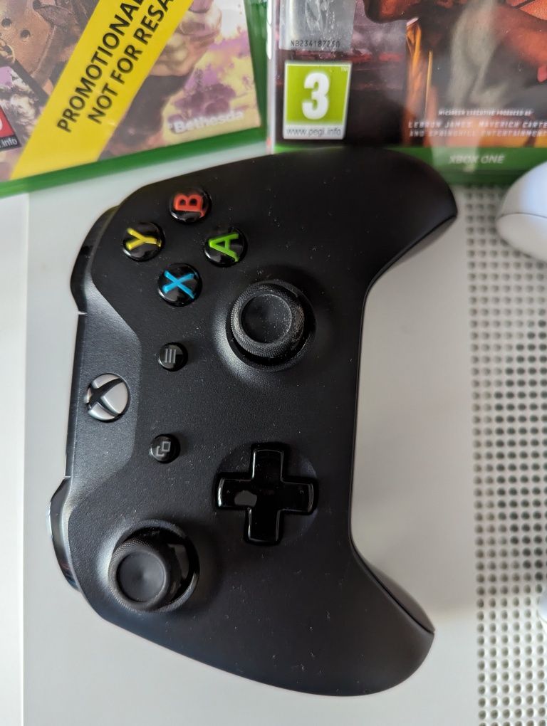 Xbox One S + 2 controllers + 3 games